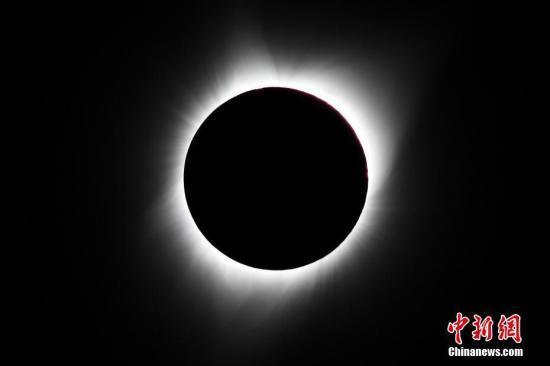 資料圖：當(dāng)?shù)貢r(shí)間8月21日11時(shí)，在美國(guó)懷俄明州大提頓國(guó)家公園拍攝的日全食景觀,。中新社發(fā) 白繼開(kāi) 攝