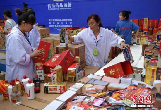 資料圖：四川集中銷毀價值300余萬元的假冒偽劣酒,。 <a target='_blank' href='http://www.chinanews.com/'>中新社</a>記者 劉忠俊 攝