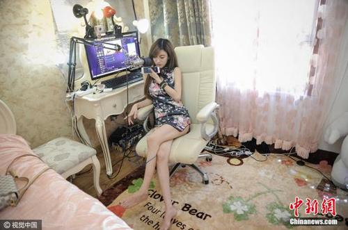 圖為27歲的劉洋在自己的臥室里做直播,，她2015年開始，從一名就職于化工企業(yè)的工科女搖身一變成為職業(yè)主播，月收入也是此前工作的五倍之多,。 游思行 攝 圖片來源：視覺中國