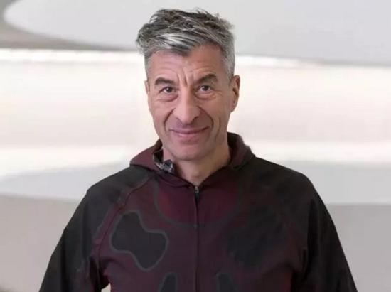 圖為Maurizio Cattelan,，圖片來(lái)自guggenheim，版權(quán)屬于原作者