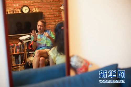 8月23日,，62歲的美國大爺高天瑞(Terry crossman)的北京胡同的家中接受新華網(wǎng)專訪,。近日，因為在一段“西城大媽”的宣傳視頻中出鏡,，老高成為了新晉網(wǎng)紅,。視頻中，老高通過一系列什剎海治安志愿活動獲得了“西城大媽”的“紅袖章”而被網(wǎng)友戲稱為“西城‘洋’大媽”,。新華網(wǎng)發(fā) 王鐘毅攝