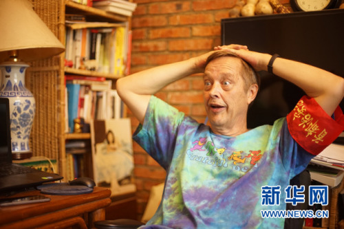 8月23日,，62歲的美國大爺高天瑞(Terry crossman)的北京胡同的家中接受新華網(wǎng)專訪,。近日，因為在一段“西城大媽”的宣傳視頻中出鏡,，老高成為了新晉網(wǎng)紅,。視頻中，老高通過一系列什剎海治安志愿活動獲得了“西城大媽”的“紅袖章”而被網(wǎng)友戲稱為“西城‘洋’大媽”,。新華網(wǎng)發(fā) 王鐘毅攝