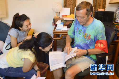 8月23日,，62歲的美國大爺高天瑞(Terry crossman)的北京胡同的家中與新華網(wǎng)記者分享學(xué)習(xí)中文的經(jīng)驗。近日,，因為在一段“西城大媽”的宣傳視頻中出鏡,，老高成為了新晉網(wǎng)紅。視頻中，老高通過一系列什剎海治安志愿活動獲得了“西城大媽”的“紅袖章”而被網(wǎng)友戲稱為“西城‘洋’大媽”,。新華網(wǎng)發(fā) 王鐘毅攝