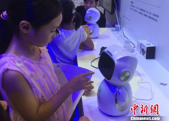 互聯(lián)網(wǎng)正助力機器人“跨界”發(fā)展。圖為家居陪伴式機器人,，具備健康監(jiān)測等功能,。　曾鼐 攝