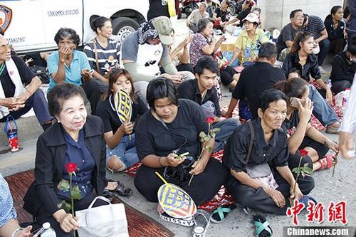8月25日,，逾千名支持者聚集在泰國最高法院外圍馬路高架橋下聲援前總理英拉。 <a target='_blank' href='http://www.chinanews.com/'>中新社</a>記者 王國安 攝