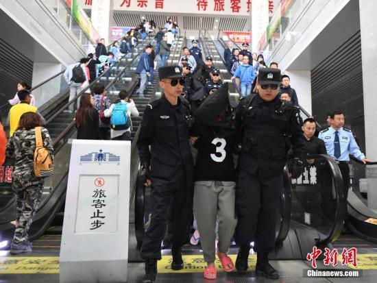 8月29日,，在長春火車站,，10名電信詐騙犯罪嫌疑人被長春警方從緬甸經(jīng)云南押解回國。據(jù)悉,，這十名犯罪嫌疑人自2013年1月開始作案235起,，跨24個省、自治區(qū),、直轄市,，涉案金額360萬元人民幣。 中新社記者 張瑤 攝