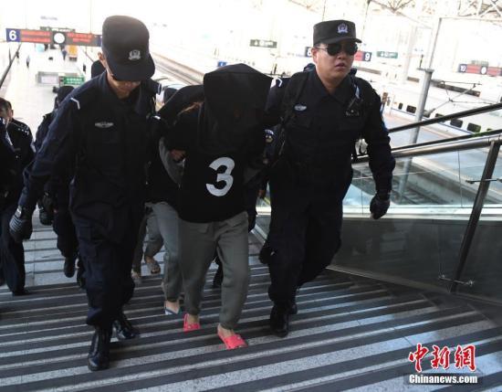 8月29日，在長春火車站,，10名電信詐騙犯罪嫌疑人被長春警方從緬甸經(jīng)云南押解回國,。據(jù)悉，這十名犯罪嫌疑人自2013年1月開始作案235起,，跨24個省,、自治區(qū)、直轄市,，涉案金額360萬元人民幣,。 中新社記者 張瑤 攝