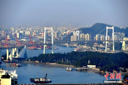 資料圖：廈門著名的跨海大橋——海滄大橋,，是廈門島內島外聯合發(fā)展的重要見證,。王東明 攝