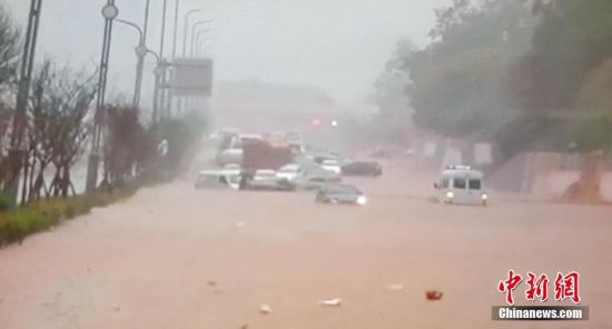 資料圖：四川雅安強(qiáng)降雨,，車輛在暴雨中艱難通行。雅安宣傳部 供圖