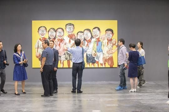 2016年曾梵志最大規(guī)模回顧展“散步”于UCCA舉行,，圖為展覽現(xiàn)場(chǎng),。