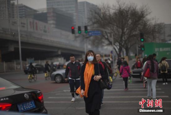 資料圖：2017年3月20日,，北京市民在霧霾中出行,。<a target='_blank' href='http://www.chinanews.com/'>中新社</a>記者 劉關(guān)關(guān) 攝