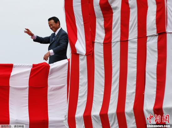 2013年8月6日,，日本海上自衛(wèi)隊(duì)22DDH型直升機(jī)航母在橫濱下水,。圖為日本副首相和財(cái)政大臣麻生太郎參加“出云號(hào)”啟動(dòng)儀式。