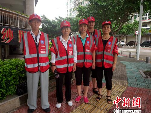 廈門街頭的志愿者,。<a target='_blank' href='http://www.chinanews.com/' >中新網(wǎng)</a>記者 李金磊 攝
