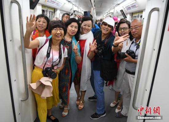 6月30日,，市民早早趕來(lái)體驗(yàn)長(zhǎng)春地鐵1號(hào)線。當(dāng)日,，地處中國(guó)東北的長(zhǎng)春市地鐵1號(hào)線通車試運(yùn)營(yíng),，這是吉林省內(nèi)開(kāi)通的首條地鐵。至此,，中國(guó)東北地區(qū)四個(gè)副省級(jí)城市全部擁有了地鐵交通,。據(jù)了解，長(zhǎng)春地鐵1號(hào)線采用的是國(guó)內(nèi)新款高寒地鐵列車,，可在零下35攝氏度低溫條件下正常運(yùn)行,，這也是目前中國(guó)最輕的鋁合金地鐵列車,。<a target='_blank' href='http://www.chinanews.com/'>中新社</a>記者 張瑤 攝