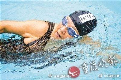 88歲老太堅(jiān)持游泳28年:希望90歲還能跳水