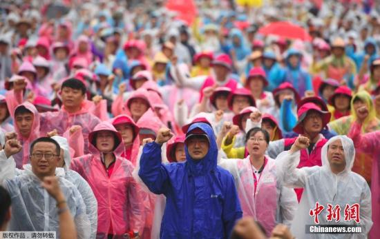 8月15日,，在韓國(guó)首爾,，韓國(guó)民眾參加和平游行示威。數(shù)千名韓國(guó)民眾15日在首都首爾參加大規(guī)模反對(duì)薩德,、反對(duì)韓美軍演的和平游行示威活動(dòng),。