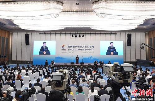 9月5日,，中國國家主席習(xí)近平在廈門國際會議中心會見中外記者,，介紹金磚國家領(lǐng)導(dǎo)人第九次會晤和新興市場國家與發(fā)展中國家對話會情況。<a target='_blank' href='http://www.chinanews.com/'>中新社</a>記者 侯宇 攝