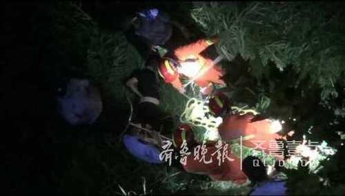 福山一男子酒后跳河落入7米深草叢,，腰部受傷終獲救
