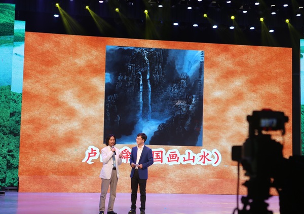 1.在”百年鶴崗“中俄文化交流晚會(huì)上的捐贈(zèng)環(huán)節(jié),，孟祥順發(fā)表感言，背景為孟祥順捐獻(xiàn)的國(guó)家畫院副院長(zhǎng)盧禹舜畫作
