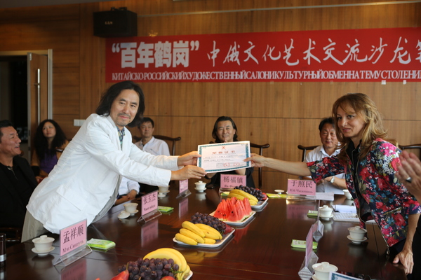 5在“百年鶴崗”中俄文化交流沙龍座談會(huì)上,，鶴崗市美術(shù)家協(xié)會(huì)名譽(yù)主席孟祥順為俄羅斯畫家頒發(fā)榮譽(yù)證書