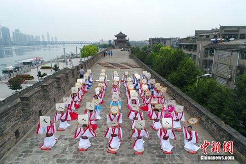 資料圖：湖北省襄陽(yáng)市臨漢門古城墻上舉辦一場(chǎng)盛大的“開筆禮”,。周政 攝