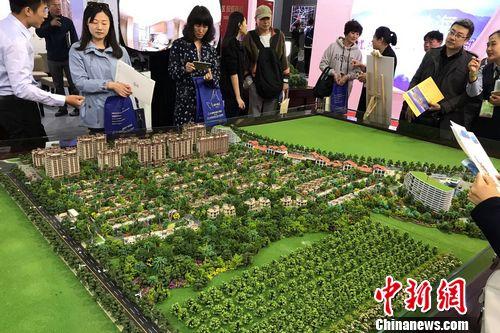 民眾在2017年北京春季房展會(huì)上的某樓盤(pán)展臺(tái)咨詢,。<a target='_blank' href='http://www.chinanews.com/' >中新網(wǎng)</a> 程春雨 攝