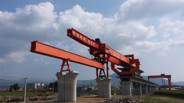 圖為中鐵二十局二公司建設者高標準,、高效率推進箱梁架設任務
