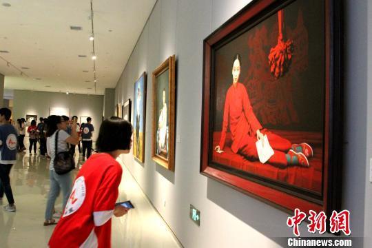 圖為油畫藏品展現(xiàn)場(chǎng)?！≡鴿?攝