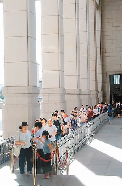 8月25日14時,，國博門前依舊排著長隊
