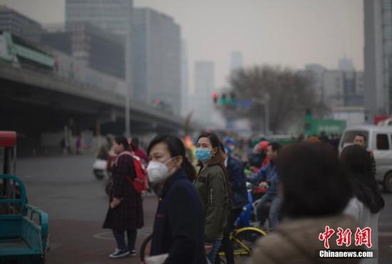 資料圖：北京市民在霧霾中出行,。<a target='_blank' href='http://www.chinanews.com/'>中新社</a>記者 劉關(guān)關(guān) 攝