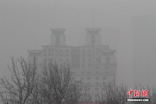 資料圖：霧霾籠罩中的天津,，一處高樓宛若空中樓閣。 <a target='_blank' href='http://www.chinanews.com/'>中新社</a>記者 張道正 攝