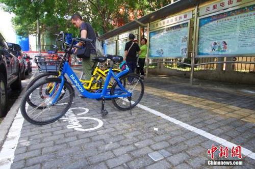 資料圖：一位外國友人正在北京三里屯地區(qū)的一處共享單車電子圍欄內(nèi)歸還單車,。<a target='_blank' href='http://www.chinanews.com/'>中新社</a>記者 賈天勇 攝