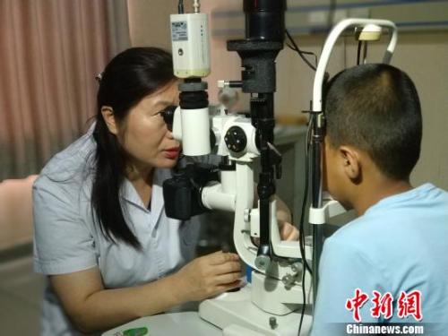 資料圖：遼寧1名12歲男孩常玩手機(jī)游戲致近視2700度,。