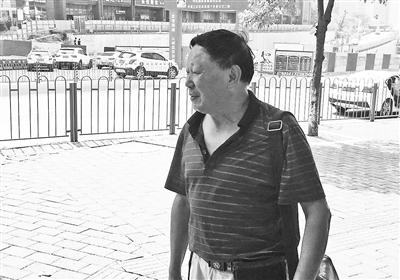 全國司法考試重慶江北區(qū)考點(diǎn)，71歲的考生楊昌榮走出考場,。圖片來源：重慶晨報