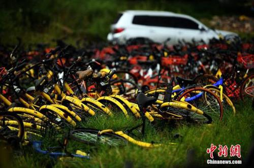 9月9日,，現(xiàn)場(chǎng)堆積如山的共享單車,。<a target='_blank' href='http://www.chinanews.com/'>中新社</a>記者 李進(jìn)紅 攝
