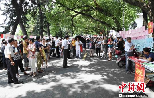 8月27日,，“七夕”將至,。福州于山“相親會(huì)”人山人海?！⒖筛?攝