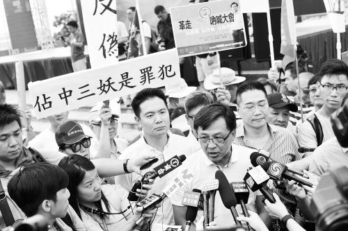 圖片說明：17日,，何君堯接受港媒采訪,。