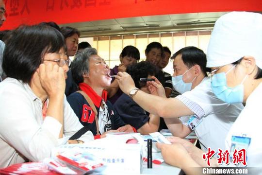 資料圖：南京市民檢查牙齒,。吳倪娜 攝
