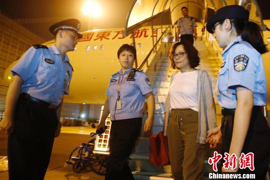 9月19日晚，閔某搭乘東航MU588次航班抵上海?！∫罅⑶?攝