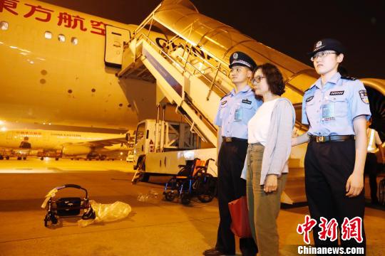 9月19日晚,，閔某搭乘東航MU588次航班抵上海,。　殷立勤 攝