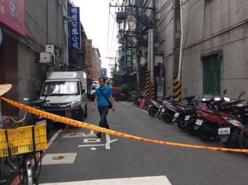土城日新街傳出槍響，2位民眾重但后無生命跡象,，警方封鎖現(xiàn)場采證中,。圖片來源：臺灣《中國時(shí)報(bào)》
