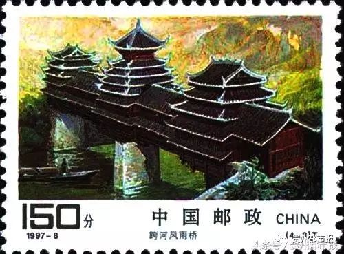 (4-3)為“跨河風(fēng)雨橋”。畫面采用橫式構(gòu)圖及金黃色調(diào),，展現(xiàn)了跨河風(fēng)雨橋的婀娜多姿和獨(dú)特風(fēng)貌,。