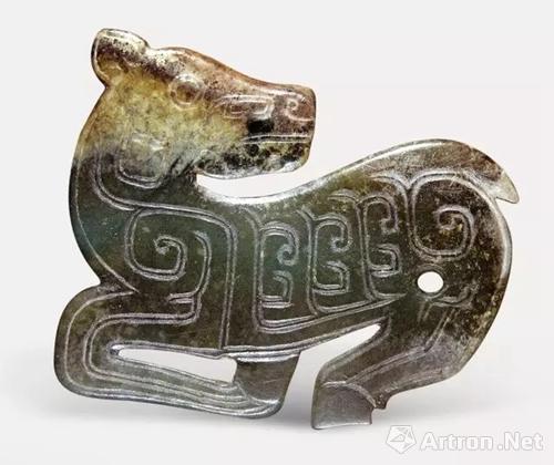 玉鹿 片雕,，碧玉,，有黃褐色沁斑，頸飾鱗紋,，身飾云紋