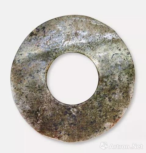 玉璧 碧玉,，邊緣不完整，制作較粗,，留有加工痕跡