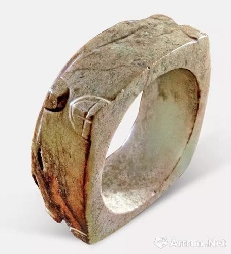玉琮 青玉,，褐色侵蝕較重，四角上下雕凸起的半圓形紋飾,，形似蟬