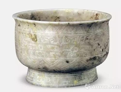 玉簋 青白玉,，有黃褐色沁斑，飾三角紋,、饕餮紋,、弦紋