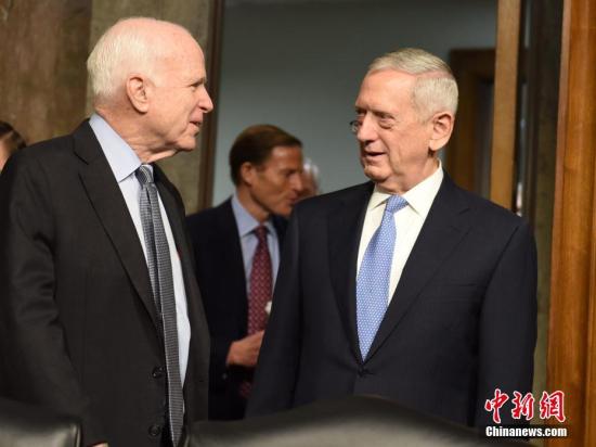 資料圖片：美國(guó)國(guó)防部長(zhǎng)馬蒂斯（右）與參議院軍事委員會(huì)主席麥凱恩（左）交流,。<a target='_blank' href='http://www.chinanews.com/'>中新社</a>記者 張蔚然 攝