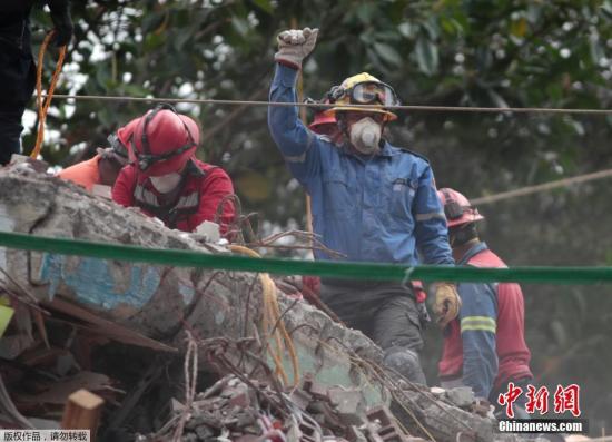 當(dāng)?shù)貢r(shí)間9月21日,，墨西哥首都墨西哥城地震救援人員舉起拳頭示意保持安靜,，這樣才能更好的聽到廢墟下的聲音。這個(gè)手勢迅速流傳,，有網(wǎng)友說握拳高舉既能示意肅靜,，也代表堅(jiān)強(qiáng)和希望。19日中午發(fā)生在墨西哥中部的7.1級地震已造成至少245人遇難,。圖為救援人員在廢墟上舉起拳頭,，示意周邊安靜。