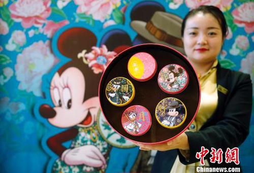新雅推出的米奇家族款花好月圓月餅禮盒,。　湯彥俊　攝