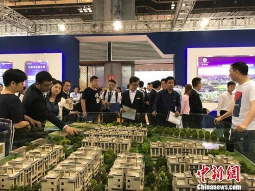 圖為房交會現(xiàn)場，市民看房踴躍,。鐘旖 攝